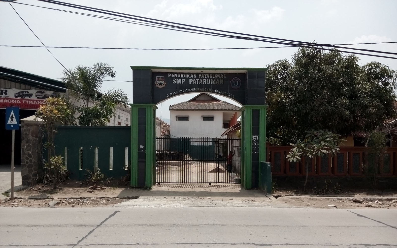 Pintu Gerbang Utama SMP Pataruman